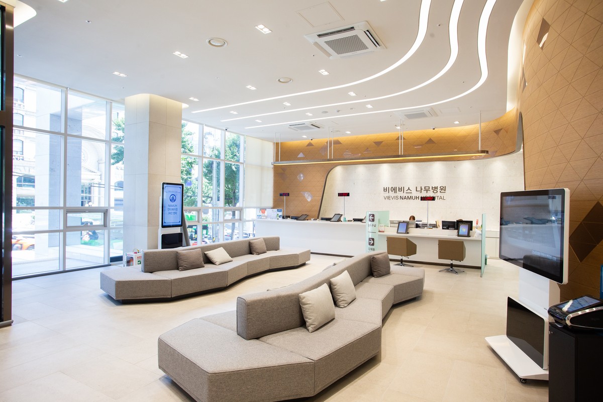 Почему жесткие виниловые стеновые панели — лучший выбор для современных интерьеров больниц